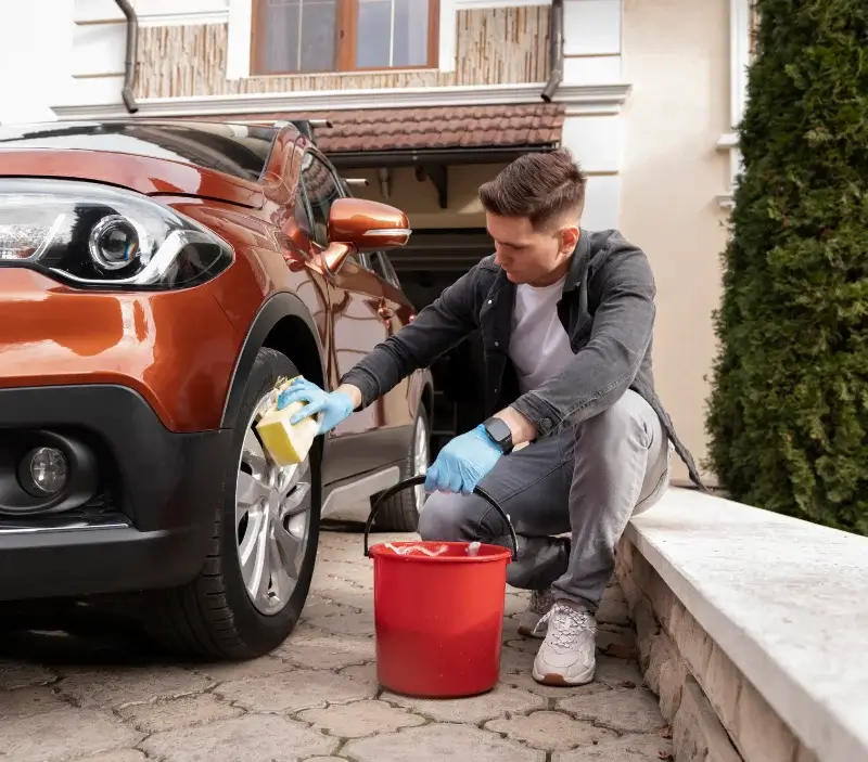 Lavage auto à domicile Toulon-sur-Arroux : professionnel intervenant sur un véhicule